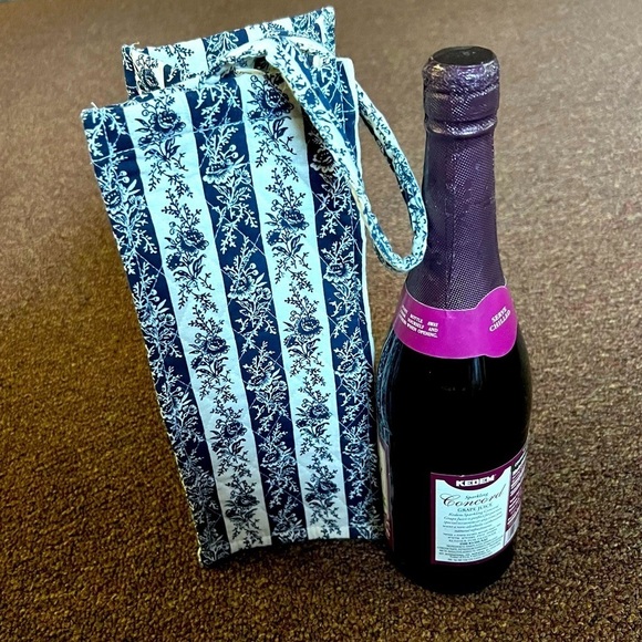 Handbags - CHARM your hosts with this Quilted wine/ liquor gift bag.